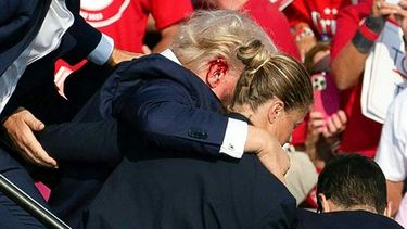 Agentes del Servicio Secreto sacan al expresidente Donald Trump del podio donde hablaba en el momento del ataque.