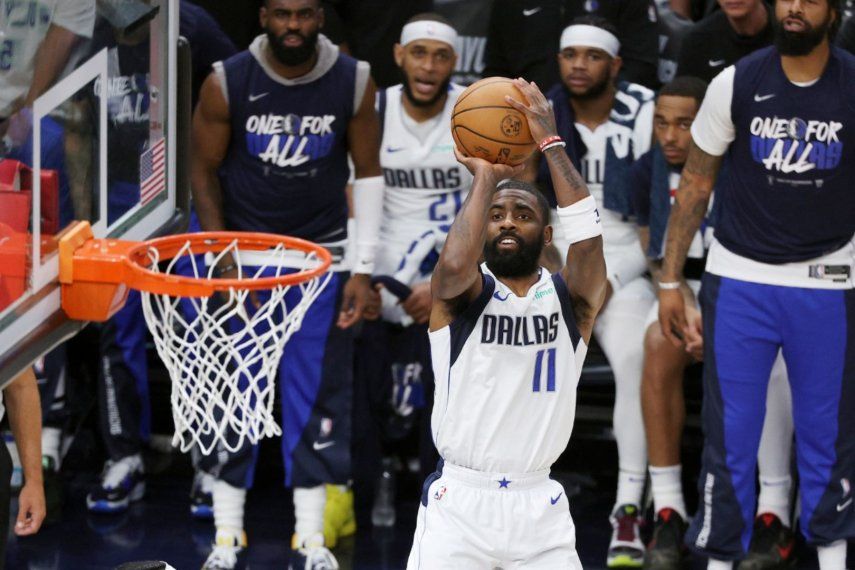 Kyrie Irving, base de los Mavericks de Dallas, dispara en el quinto partido de la final de la Conferencia oeste ante los Timberwolves de Minnesota, el jueves 30 de mayo de 2024&nbsp;