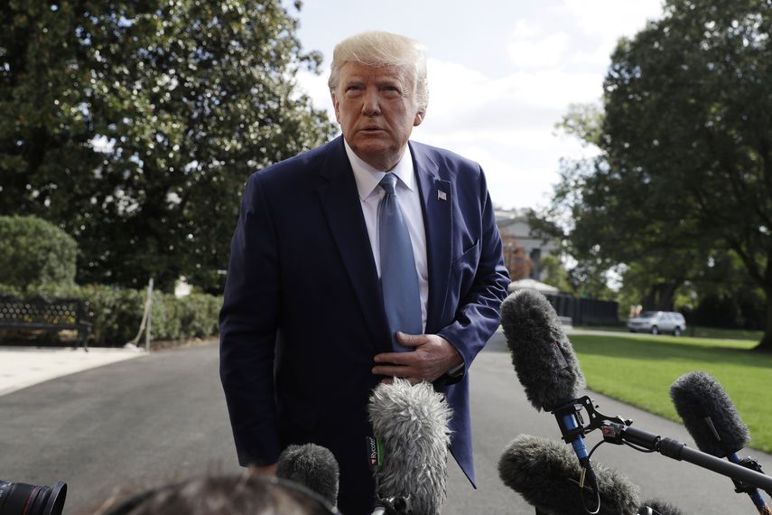 El presidente Donald Trump habla con la prensa en el jardín de la Casa Blanca, Washington, viernes 4 de octubre de 2019. 
