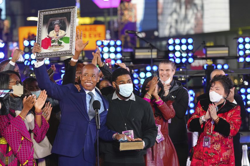 Eric Adams sostiene un cuadro con una fotografía de su madre Dorothy (fallecida en 2020) durante su ceremonia de toma de posesión como alcalde de Nueva York, en Times Square, pasada la medianoche, el 1 de enero de 2022, en Nueva York.&nbsp;