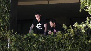 Dominic Thiem (derecha) aparece acompañado por un hombre no identificado en el balcón de su residencia en Adelaida, Australia, el martes 19 de enero de 2021.&nbsp;