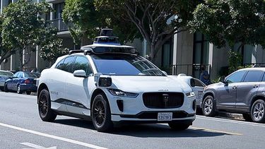 Los residentes de San Francisco están empezando a utilizar vehículos comerciales sin conductor para desplazarse. Actualmente, Waymo solo permite que los probadores aprobados utilicen el servicio, mientras que Cruise ofrece viajes a todos los usuarios entre las 9 p. m. y las 5:30 a. m. que los soliciten a través de su aplicación.