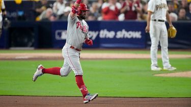 Kyle Schwarber, de los Filis de Filadelfia, festeja luego de conectar un jonrón ante Yu Darvish, de los Padres de San Diego