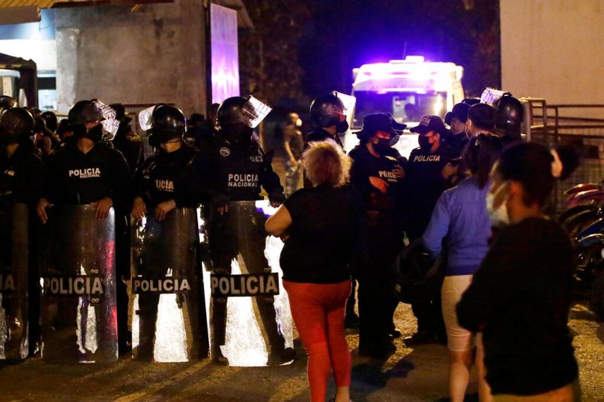 Familiares de reclusos esperan noticias fuera de la penitenciaría Litoral luego de un motín, en Guayaquil, Ecuador, el martes 28 de septiembre de 2021.