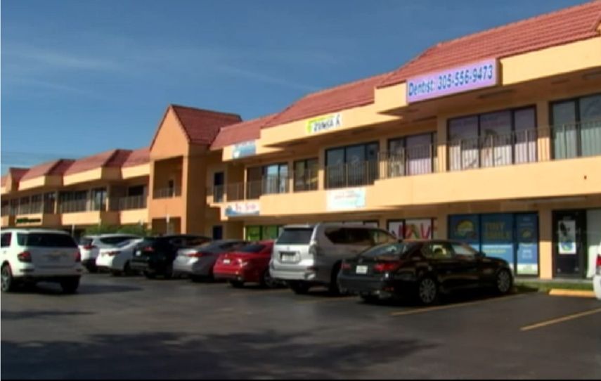 La mujer de origen cubano enfreta cargos de complicidad en un sistema de fraude en una oficina dental de Hialeah donde trabajaba.