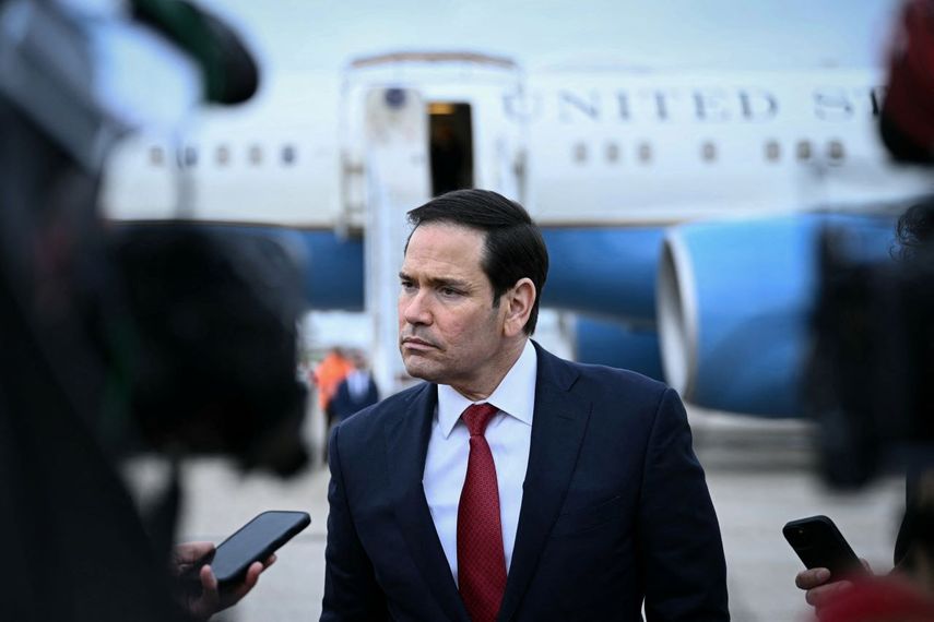 El Secretario de Estado de Estados Unidos, Marco Rubio, observa mientras habla con la prensa tras una reunión de Ministros de Relaciones Exteriores del G7 con países socios antes de su partida en el aeropuerto de Bourget en Le Bourget, cerca de París, el 27 de marzo de 2026.