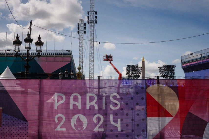 Los trabajadores de la construcción trabajan en el recinto paralímpico de la Plaza de la Concordia en París, el 21 de agosto de 2024, antes de los Juegos Paralímpicos de París 2024.