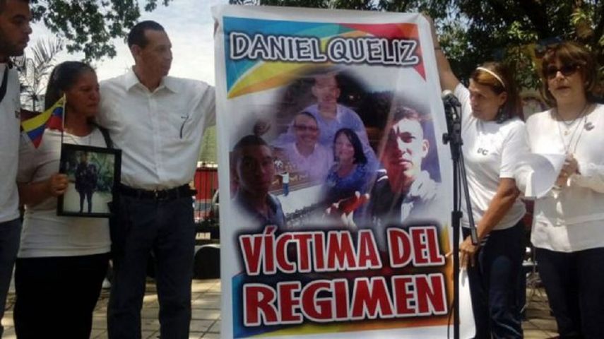 Glenis Araca, la madre del estudiante&nbsp;Daniel Queliz (izq) durante uno de los homenajes que le hicieron a su hijo.&nbsp;