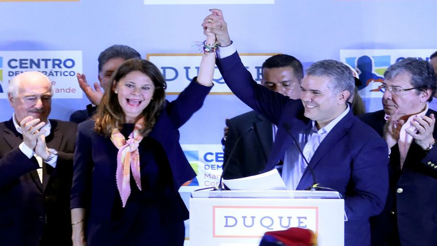 El candidato Iván Duque celebra la victoria en la consulta interna de la derecha