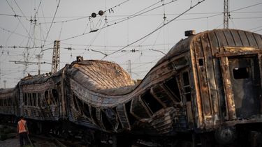 Un trabajador ferroviario camina al lado de un tren severamente dañado tras un ataque ruso a una estación de trenes durante el Día de la Independencia de Ucrania, en la aldea de Chaplyne, Ucrania, el jueves 25 de agosto de 2022.&nbsp;