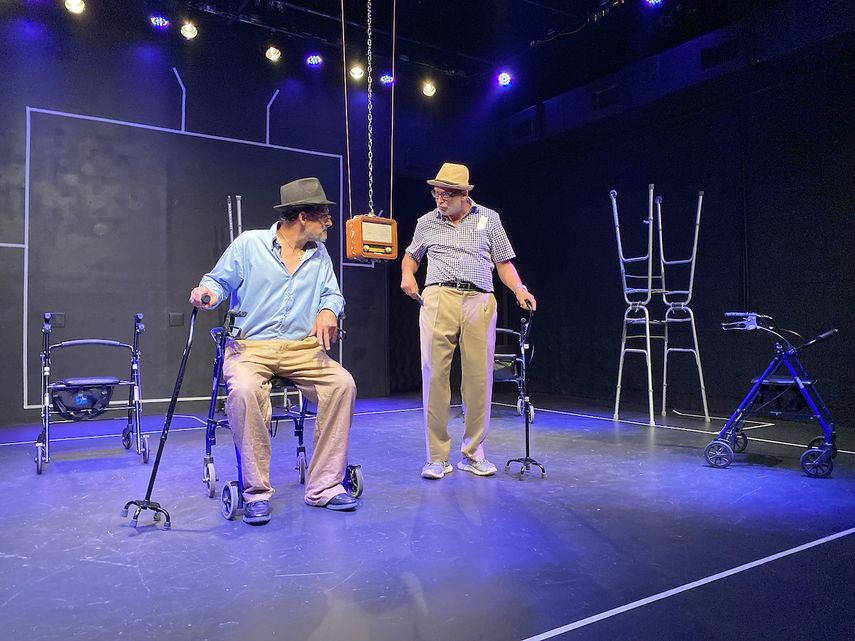 Los actores Adrian Más y Abel Rodríguez, en una escena de la comedia treatral Pepito y Florentino (en otra frecuencia).