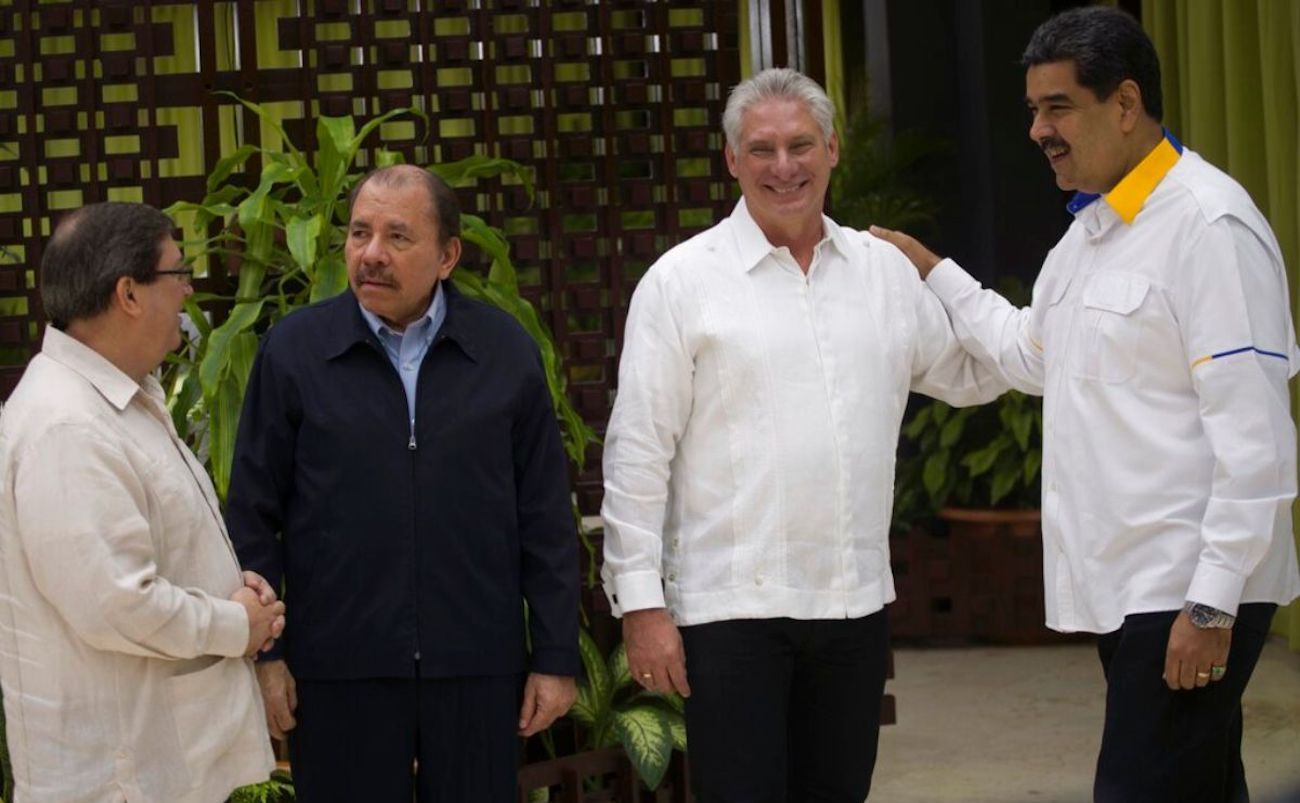El dictador Daniel Ortega, segundo desde la izquierda, conversa con el canciller del régimen cubano Bruno Rodríguez, a la izquierda, acompañado del gobernante designado Miguel Díaz-Canel, de Cuba, segundo desde la derecha, y el dictador Nicolás Maduro, de Venezuela, en La Habana, el sábado 14 de diciembre de 2019. El dictador Daniel Ortega, segundo desde la izquierda, conversa con el canciller del régimen cubano Bruno Rodríguez, a la izquierda, acompañado del gobernante designado Miguel Díaz-Canel, de Cuba, segundo desde la derecha, y el dictador Nicolás Maduro, de Venezuela, en La Habana, el sábado 14 de diciembre de 2019.