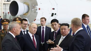 El presidente de Rusia, Vladímir Putin (segundo por la izquierda, delante) y el líder de Corea del Norte, Kim Jong Un (segundo por la derecha, delante), examinan un hangar de montaje de cohetes durante su encuentro en el cosmódromo de Vostochny, a las afueras de la ciudad de Tsiolkovsky, Rusia.&nbsp;