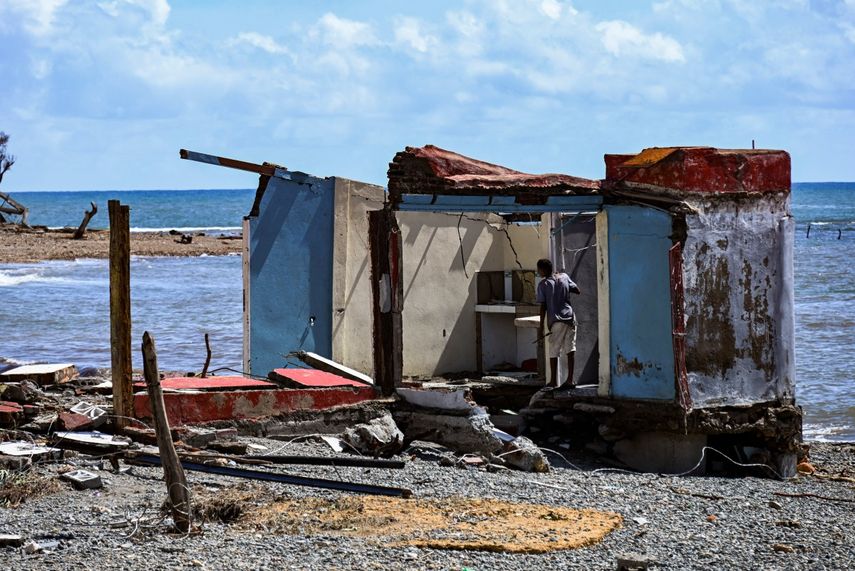 Un hombre se encuentra dentro de una casa dañada después del paso del huracán Melissa en la aldea de Boca de Dos Ríos, provincia de Santiago de Cuba, Cuba, el 30 de octubre de 2025.