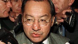 El entonces embajador de Estados Unidos en Bolivia, Manuel Rocha, habla con miembros de la prensa en La Paz el 11 de julio de 2001. El entonces embajador de Estados Unidos en Bolivia, Manuel Rocha, habla con miembros de la prensa en La Paz el 11 de julio de 2001.