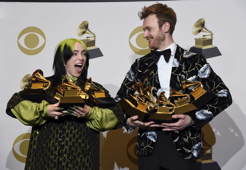 Billie Eilish, a la izquierda, y Finneas OConnell posan en la sala de prensa tras ganar premios Grammy incluyendo al álbum del año, mejor ingeniería y mejor álbum pop vocal por We All Fall Asleep, Where Do We Go?, canción y grabación del año por Bad Guy, mejor artista nuevo y mejor productor no clásico, el 26 de enero de 2020 en Los Ángeles.&nbsp;