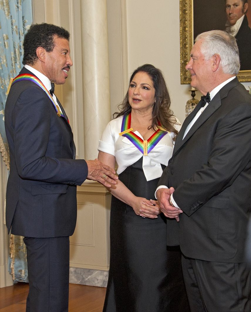 los cantantes Lionel Richie y&nbsp;Gloria Estefan, dos de las cinco personalidades honradas durante la 40 edición de la gala&nbsp;Kennedy Center Honors, conversan con el secretario de Estado,&nbsp;Rex Tillerson.