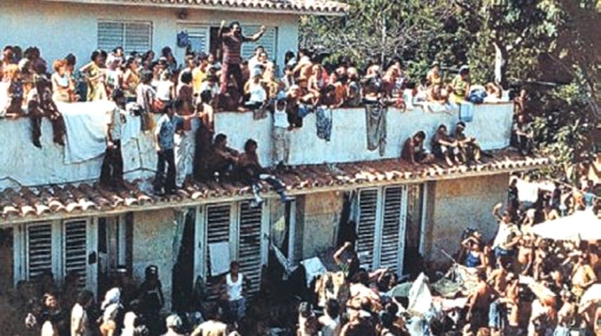 Vista parcial del hacimiento de 10.800 cubanos en la Embajada de Per&uacute; en La Habana, en 1980.