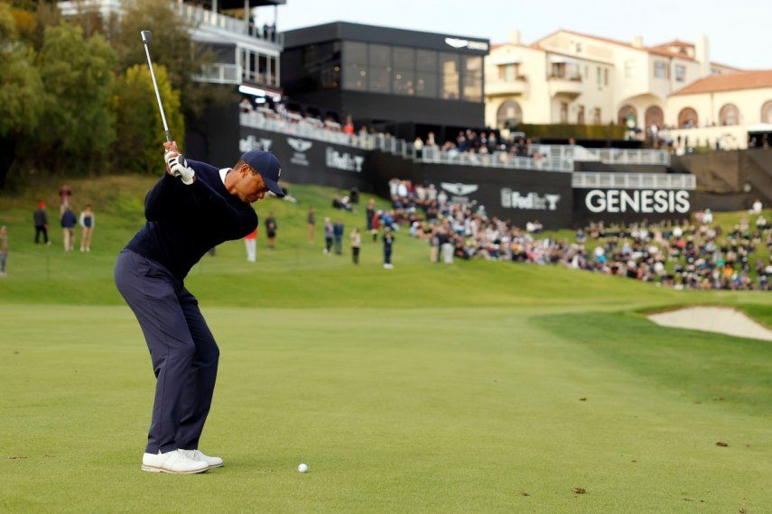 Tiger Woods realiza su tiro de aproximación al hoyo 18 durante la primera ronda del Genesis Invitational en el Riviera Country Club del área de Los Ángeles, el jueves 16 de febrero de 2023.