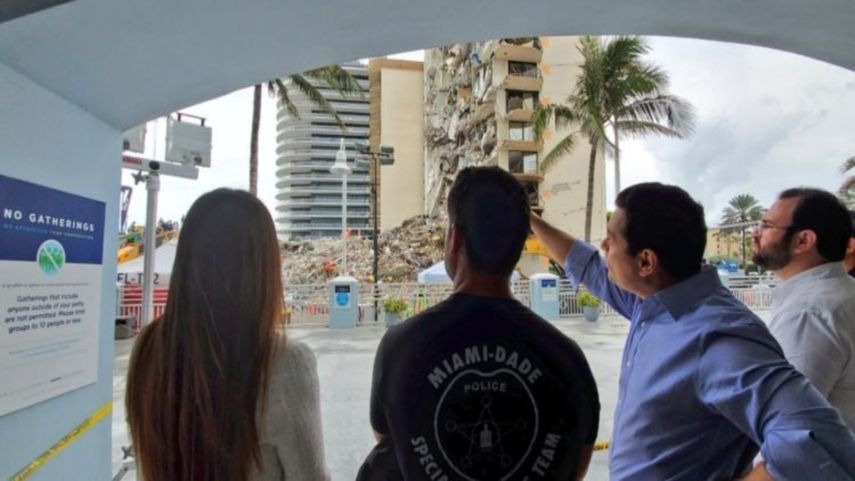 El Embajador de Venezuela en EEUU, Carlos Vecchio, visita la zona de Surfside, donde dos torres de un complejo residencial colapsaron la semana pasada.