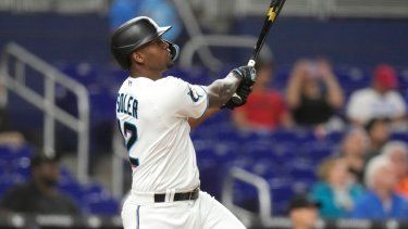 Jorge Soler, de los Marlins de Miami, sigue con la mirada el cuadrangular de dos carreras durante la séptima entrada del partido de béisbol en contra de los Gigantes de San Francisco, el lunes 17 de abril de 2023, en Miami.&nbsp; El cubano se une a Luis Arráez para el Juego de Estrellas de MLB&nbsp;