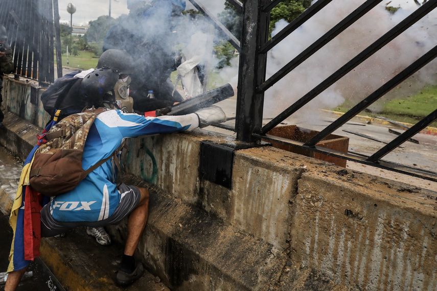 Jóvenes que protestan contra Nicolás Maduro en La Carlota.&nbsp;