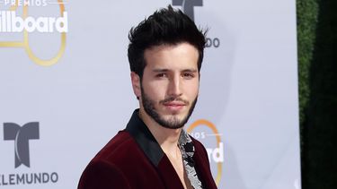 En esta fotografía del 26 de abril de 2018, Sebastián Yatra llega a los Billboard Latin Music Awards en Las Vegas.&nbsp;