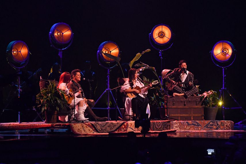 El cantante colombiano Camilo, la música mexicana Silvana Estrada, el colombiano Carlos Vives y la cantante peruana Nicole Zignago se presentan en el escenario durante la 23 entrega anual de los premios Latin Grammy en el Michelob Ultra Arena de Mandalay Bay en Las Vegas, Nevada, el 17 de noviembre de 2022.