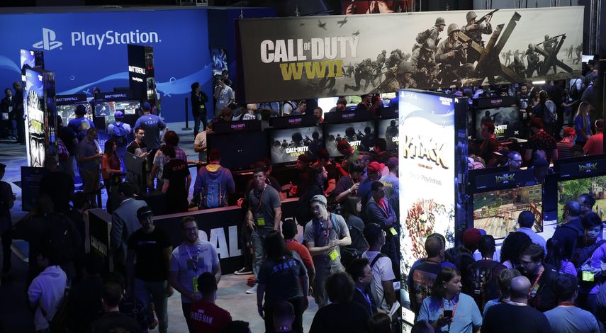 Asistentes entran al recinto de PlayStation en el primer día de la&nbsp;E3(Electronic Entertainment Expo) en Los Ángeles.&nbsp;