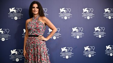 La actriz española Penélope Cruz posa el 4 de septiembre de 2022 durante una sesión fotográfica para la película LImmensita&nbsp;(Inmensidad) presentada en la competencia del 79 Festival Internacional de Cine de Venecia en Lido di Venezia en Italia.