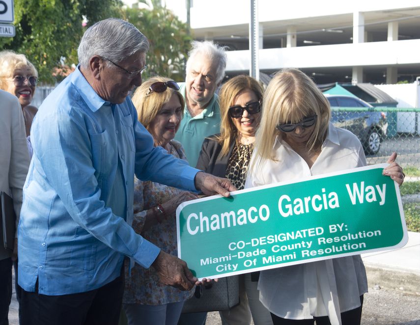 Manolo Reyes, comisionado de Miami por el distrito 4, entrega a Lucy García la placa con el nombre de la calle en honor a Chamaco García.&nbsp;