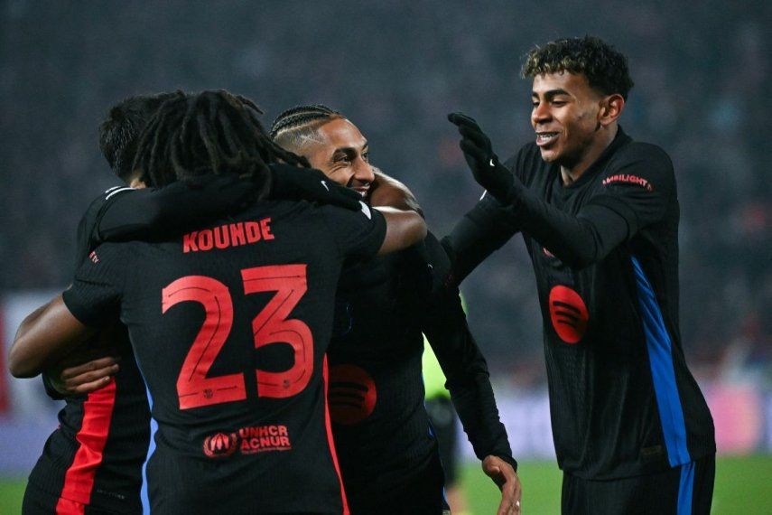 Jugadores del Barcelona celebran luego de un gol de Raphinha en el partido de la Liga de Campeones ante el Estrella Roja, el 6 de noviembre de 2024.