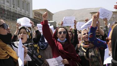 Varias mujeres participan en una protesta para exigir respeto a sus derechos bajo el gobierno talibán, el viernes 3 de septiembre de 2021, en Kabul, Afganistán