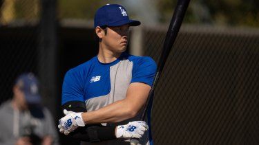 Shohei Ohtani de los Dodgers de Los Ángeles durante una práctica de bateo en el campamento de pretemporada del equipo en Glendale, Arizona, el lunes 12 de febrero de 2024.&nbsp;