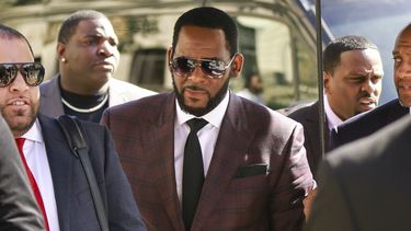 En esta fotografía de archivo del 26 de junio de 2019, el cantante R&B R. Kelly llega a la Corte Penal de Leighton para responder a una acusación formal por cargos de delitos sexuales en Chicago. 