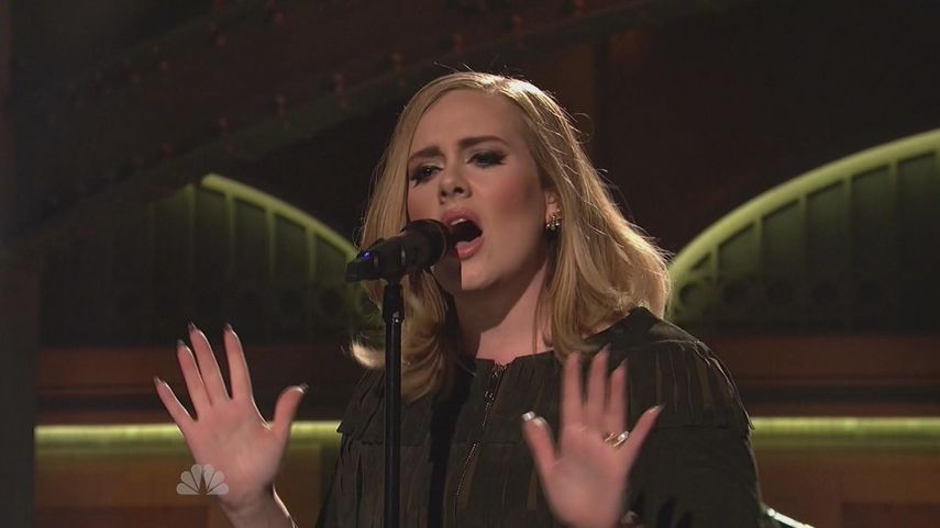 Captura de pantalla de Adele durante su actuación en Saturday Night Live.&nbsp;