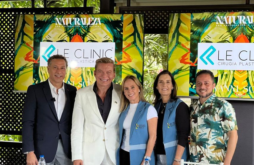 Los diseñadores Luis Jiménez y Giovanni Scutaro junto a la presidencia de la asociación civil Autismo Dejando Huella y el artista plástico Carlos Acero realizan una rueda de prensa sobre el desfile primavera-verano 2024 titulado “Naturaleza: una celebración al natural.