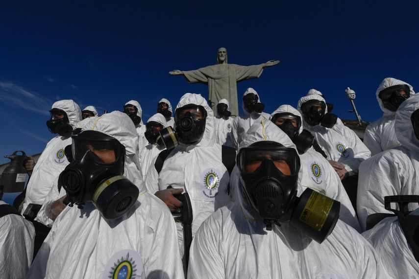 Soldados de las Fuerzas Armadas de Brasil son vistos durante los procedimientos de desinfección de la estatua del Cristo Redentor en la montaña Corcovado antes de la apertura de la atracción turística el 15 de agosto, en Río de Janeiro, Brasil, el 13 de agosto de 2020, en medio del COVID. -19 nueva pandemia de coronavirus.