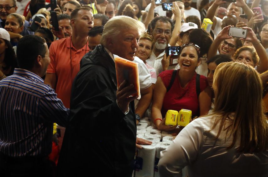 El presidente Trump repartiendo alimentos durante su visita a Puerto Rico.