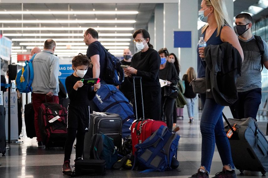 Viajeros hacen fila en el aeropuerto OHare de Chicago el viernes 2 de julio de 2021.