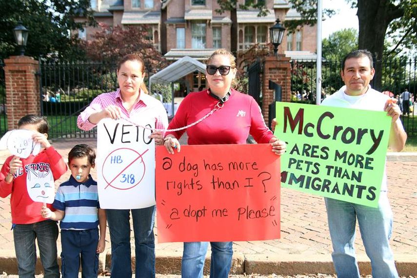 Varios inmigrantes protestaban el 24 de octubre frente a la casa del gobernador de Carolina del Norte Pat McCrory, para pedirle que vetara la propuesta de ley (EFE)