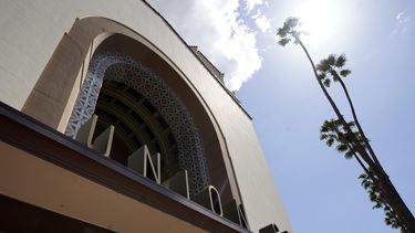 El exterior de Union Station en Los Angeles el 23 de marzo de 2021. La ceremonia de los premios Oscar se transmitirá por primera vez desde este sitio histórico el domingo 25 de abril de 2021.&nbsp;