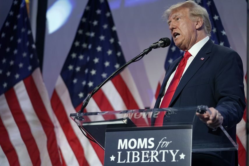 El virtual candidato presidencial republicano, el expresidente Donald Trump, habla en la reunión de Moms for Liberty en Filadelfia.