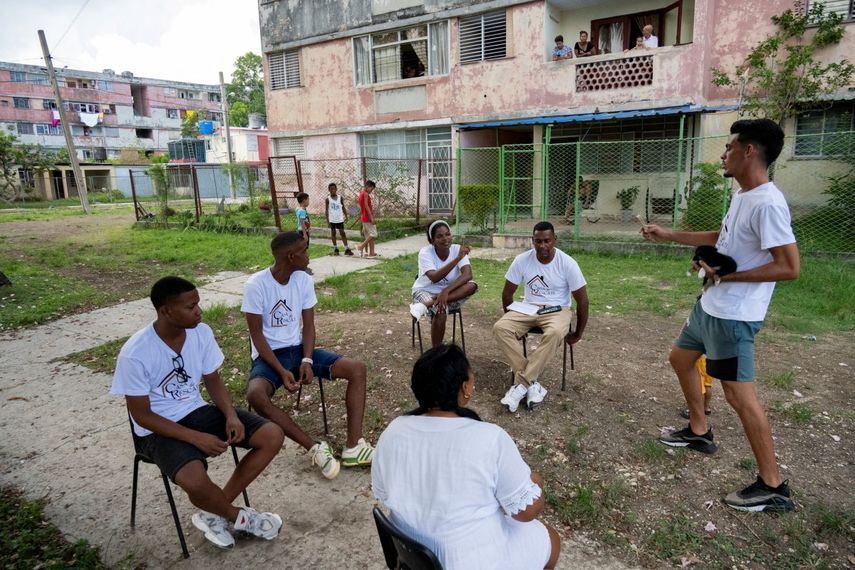 Jóvenes en rehabilitación y pastores conversan frente a la Casa de Rescate para drogadictos en un barrio de La Habana el 22 de agosto de 2025. En Cuba, donde la adicción a las drogas suele ser baja, el consumo de el químico, un cannabinoide sintético altamente adictivo, más barato y potente que la marihuana, está ganando terreno.
