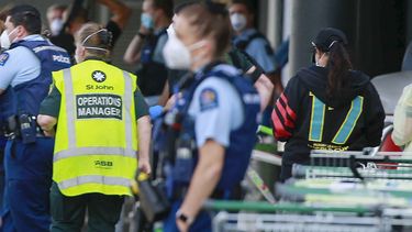 Policías y personal de ambulancias en el escenario de un ataque en el exterior de un supermercado en Auckland, Nueva Zelanda, el 3 de septiembre de 2021.&nbsp;