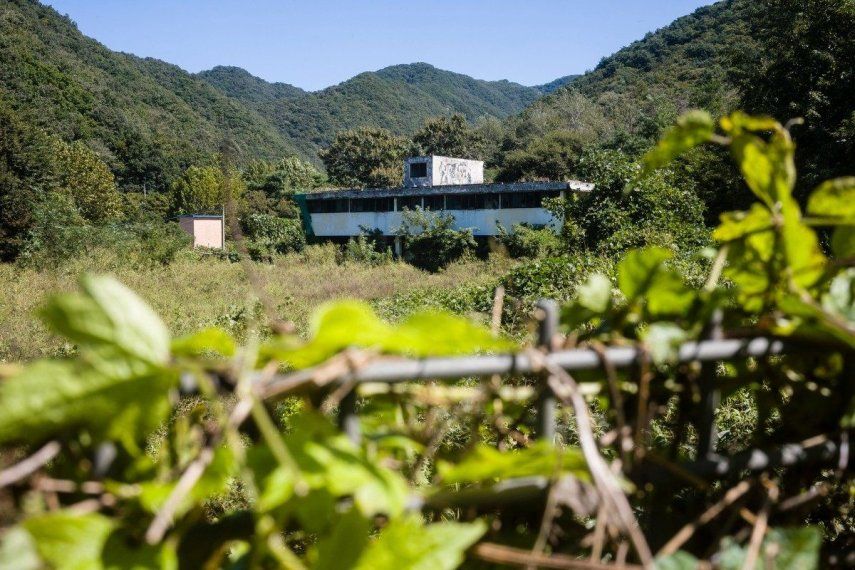 En esta fotografía de archivo, tomada en Dongducheon el 24 de septiembre de 2024, se muestra una vista general de un edificio que estaba a punto de ser demolido y que antiguamente era una casa de monos, una clínica para trabajadoras sexuales contratada para servir a los soldados estadounidenses que protegían a Seúl de Corea del Norte.&nbsp;