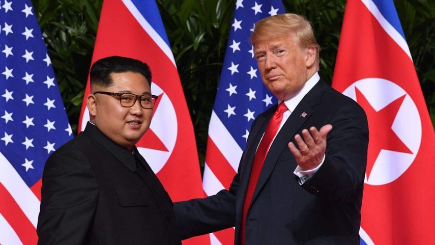 El presidente Donald Trump (der.), y el líder norcoreano, Kim Jong-un (izq.), posan tras saludarse al inicio de su cumbre histórica este martes 12 de junio de 2018, en el Hotel Capella, en la isla de Sentosa, Singapur.