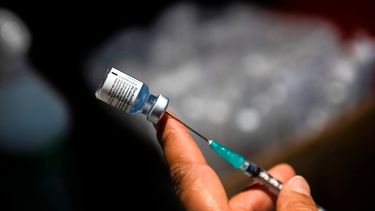 Una enfermera prepara una inyección de la vacuna Pfizer para COVID-19.