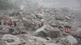 Labores de rescate tras la riada en Nepal. Las condiciones son adversas. El terreno es lodo y la neblina impede la visualización.&nbsp; &nbsp; &nbsp;