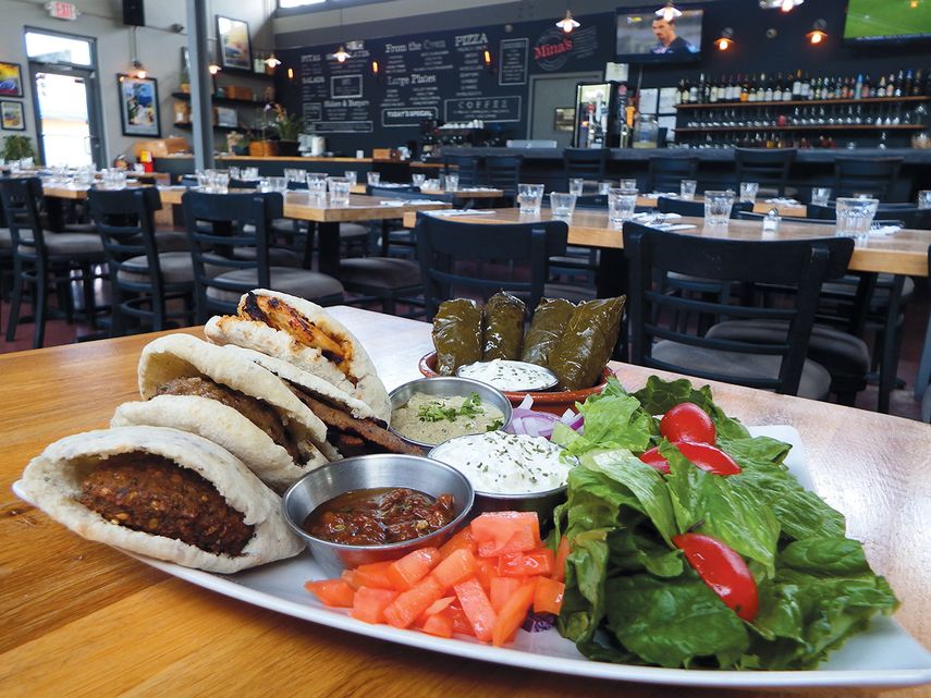 El sampler, o muestrario, cuenta con falafel, pollo asado al estilo marroquí, carne tipo gyro y pequeñas tortas de cordero con pan de pita recién horneado. (J. HDEZ.)